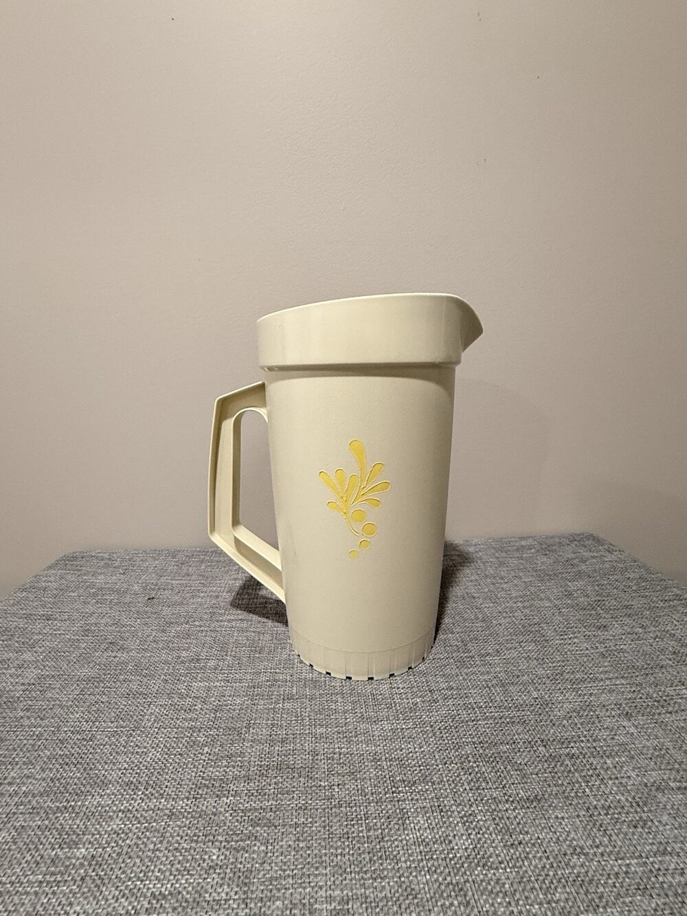 Tupperware Pitcher With Push Button Lid, Vintage Almond Harvest Gold 2 Qt Tea